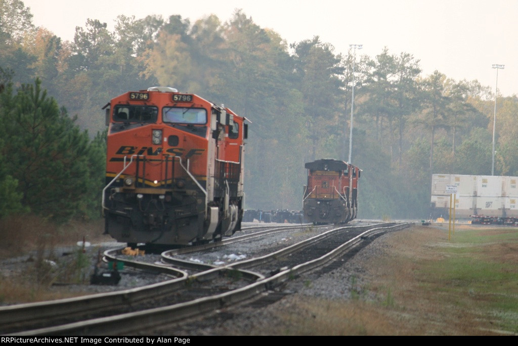 BNSF 5796 and 5628 lead pairs of units